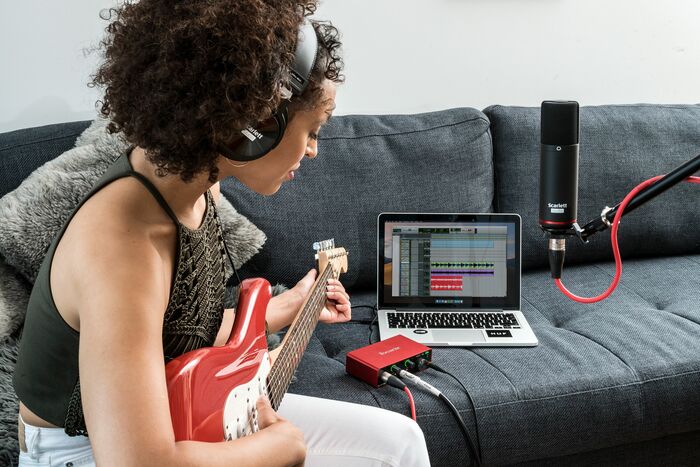 Focusrite SCARLETT-SOLO-STU-3G Complete Recording Bundle With Scarlett Solo USB Audio Interface
